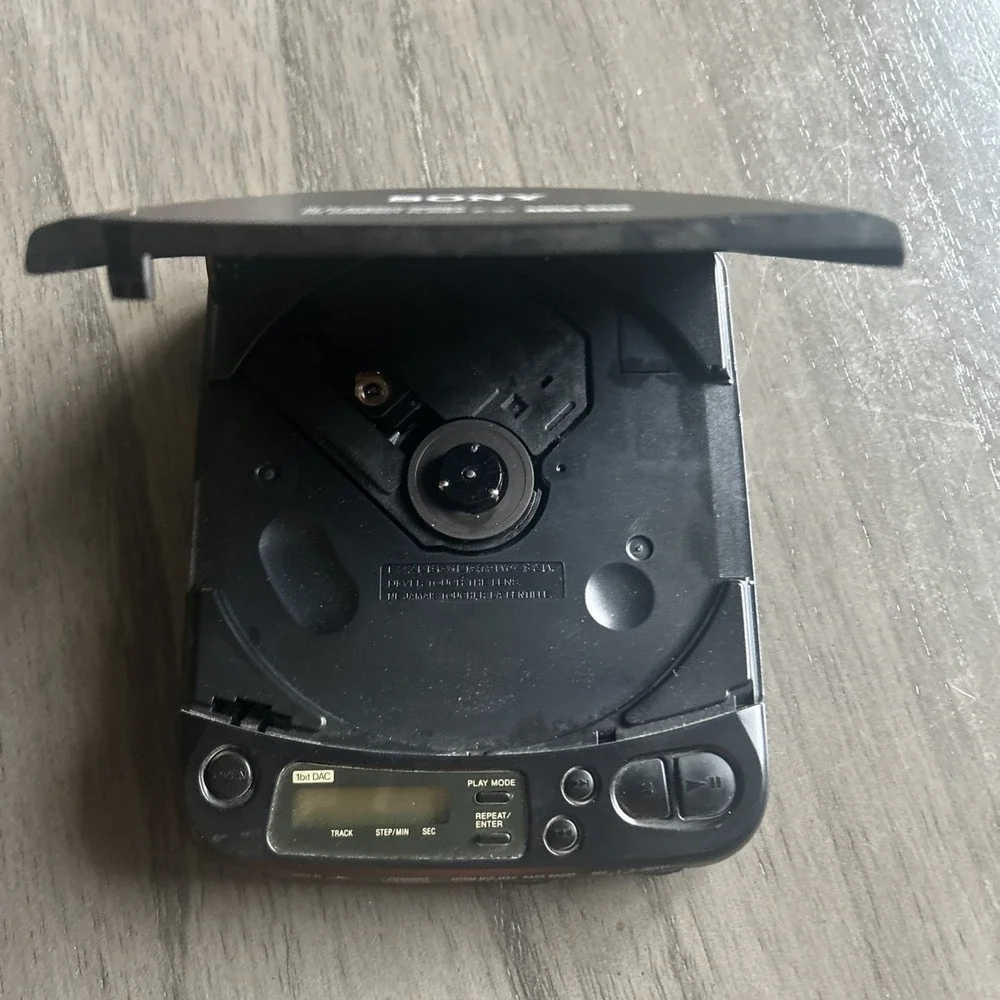 Sony Discman D-121 CD Compact Player 1993 MegaBass Portable Car Mount w/Tape